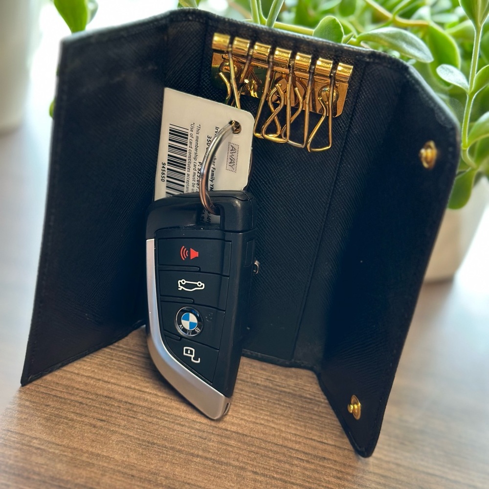 Prada Key Holder
Great used condition
Black saffiano leather, gold hardware - Picture 4 of 13